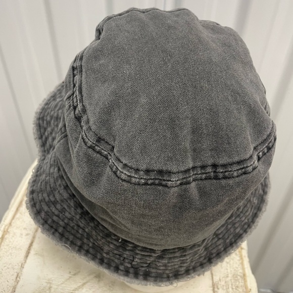 David and Young embroidered butterfly bucket hat with & vintage rhinestone pin - Picture 11 of 15